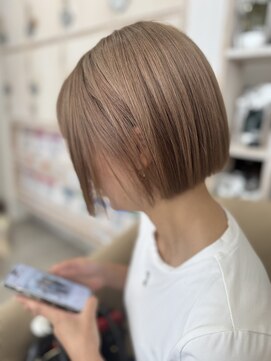 ファミーユプラス(famiiyu+) 大人可愛い/ショートボブ/ミニボブ/切りっぱなしボブハイトーン