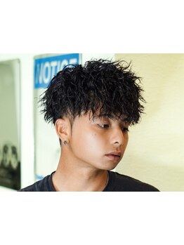 自宅での再現性が高い《ツイストスパイラルパーマ》で、束感と立体感が出てラフな印象に！ビジネスマンも◎