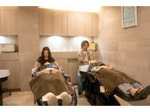 フルフラットのシャンプー台でくつろげます