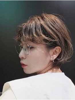 【富雄5分】白髪を“隠す”から“活かす”へ。大人女性を上品に見せる艶カラー&白髪ぼかしデザインをぜひ！