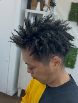 ユイマァルスロウ 倉敷(YUIMARLSLOW) スパイキーアフロメンズ針金パーマ刈り上げショート