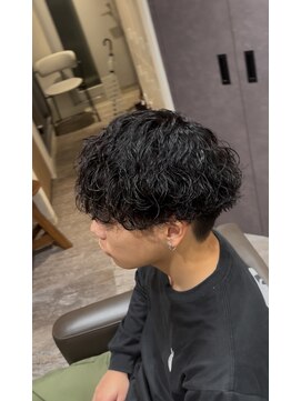 Hale hair salonメンズサロン/メンズカット/メンズパーマ/髪質改善/たまプラーザ Hale波巻きツイストスパイラルパーマ刈り上げセンターパート