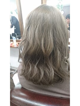 イノセントヘアー(Innocent hair) ホワイトカラーのミディアムスタイル