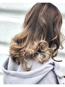 マーカウカウ(MAKAUKAU) バレイヤージュ風ハイライトダブルカラー