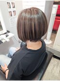 白髪ぼかしハイライト前下がりショートボブ