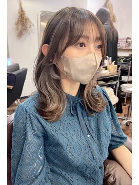 レイラバイアフロート 吉祥寺(Lila by afloat) ホワイトグレージュのインナーカラーこなれミディ