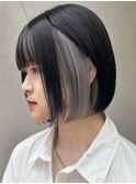 インナーカラーホワイトシルバー×ぱつっとボブ