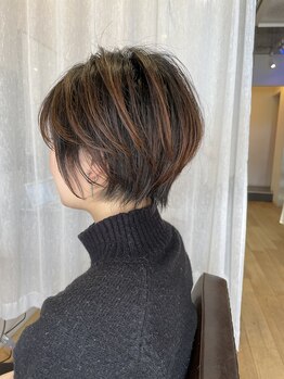 ダム(DaM)の写真/ハイライトで白髪ぼかしxショートで垢抜け☆話題の高濃度水素カラーで感動の艶&ダメージレスな仕上がりに