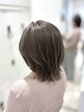ケンジ 平塚 アネッタ(KENJE annetta) 【ダブルカラー】ミディアムレイヤー×シルバーアッシュ