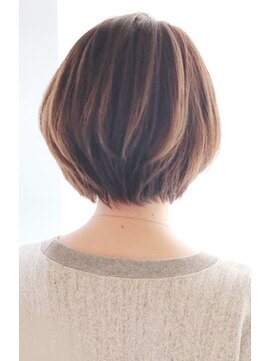 レウナ 外苑前(Reuna) 30代40代に人気シルエットが綺麗に見えるショートボブ