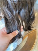 オリーブカラーで透明感を