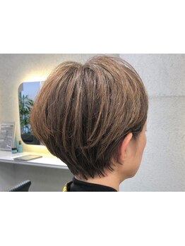 おしゃれを楽しむグレイカラーが人気。気になる白髪も上手にカバーして大人のトレンドを楽しめます。