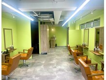 イワッシュ 中山駅店(IwAsh)の雰囲気（黄緑でオシャレな店内♪）