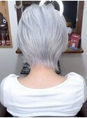 "人気スタイル"ホワイトシルバー×ショートウルフ×ブリーチ３回