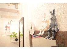 ロロ プリュス(rollo +hair)の雰囲気（可愛い小物も飾られた隠れ家サロン。癒しの時間が流れます☆）