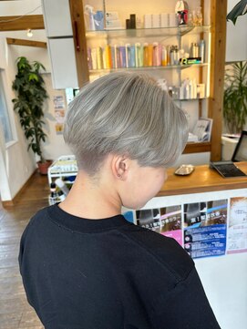 ギャラクシー ヘアードレッサーズ(galaxy hairdressers) 刈り上げショートハイトーンホワイトグレー