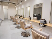 ネア(NEYA)の雰囲気（白を基調としたゆっくりと過ごせる店内です♪）