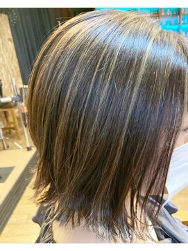 ルノ(Luno) 白髪ハイライト＋ミニボブ