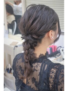 リサ 恵比寿(risa.) ウェーブとねじりの四つ編みヘア