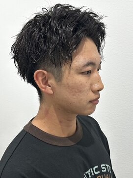 ヒュイル バイ ニアウ(Hwyl by Niau) メンズマッシュパーマニュアンスパーマスパイラルパーマ刈り上げ