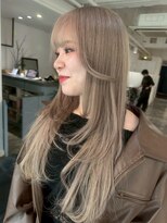 イリ 梅田(ili) ハイライトカラーミルクティーベージュレイヤーカット