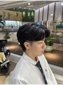大人メンズ刈り上げなしセンターパートニュアンスパーマ黒髪