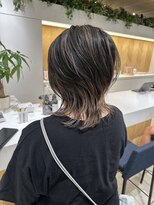 ステア ケース(stair case)&nbsp;大人ハイライトグレージュ外ハネショートウルフ