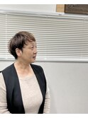癖毛を活かしたショートヘア　50代