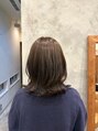 ブラック(BLUCK) ミディアムレイヤースタイル。カラーはオリーブで透明感。