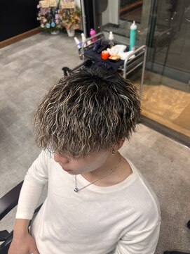 イーラ(era) メンズパーマブラウンベースハイライト縦落ちツイスパ