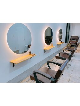 ベテランスタイリストが理想と向き合います。シンプルなのにどこか違う、オリジナルスタイルをお届け。