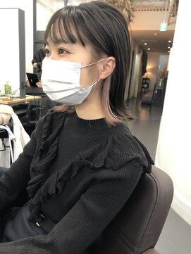 シア(sia) インナーカラー/ペールピンク/パツっとしたボブ