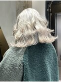 ホワイトカラーホワイトシルバーカラーウェーブヘア