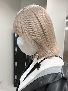 ベレーザシェルト(Beleza scelto) 2421外国人風カラー3Dハイライトバニラベージュセンター分けボブ