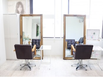 ヘアメイク ハピッシュ(hair make Happysh)の写真/《上新庄》ベビーカーをお席の横に置けるサロン♪オーナースタイリストのみで人目を気にせずゆったりと◎