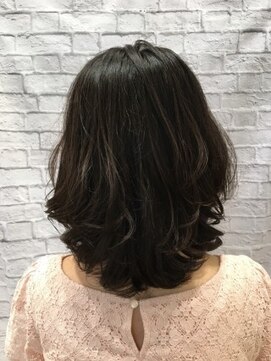 ミーティア バイ クアトロ(Meteor By QUATRO) ヘルシーで気どらない魅力を引き出すデジタルパーマスタイル