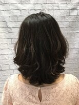 ミーティア バイ クアトロ(Meteor By QUATRO) ヘルシーで気どらない魅力を引き出すデジタルパーマスタイル