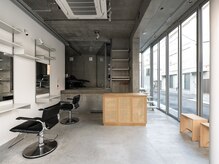 ヌイト オモテサンドウ(nuit.omotesando)の雰囲気（天井高３mで開放感あるサロン）