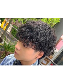 《ショートヘア×波巻きスパイラルパーマのデザインが◎》清潔感のあるスタイルで、ビジネスシーンでも◎