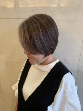 大須賀美容室 けやき通り店 白髪ぼかしハイライトショート