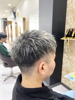 デザイニングヘアードゥ(designing hair Deux) メンズホワイトメッシュツーブロックショート 【メンズカット】