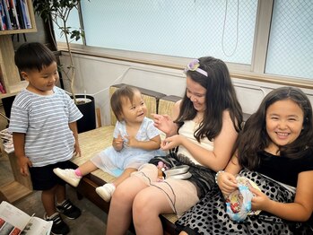 ジーナ(JINA)の写真/お子様同伴可◎お子様用の椅子と机、絵本など取り揃えております♪お子様連れもお気軽にご来店下さい。