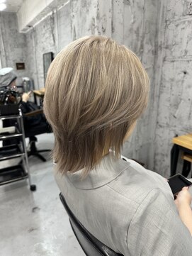 ミコ(MICO hair) くびれウルフ × ホワイトベージュ