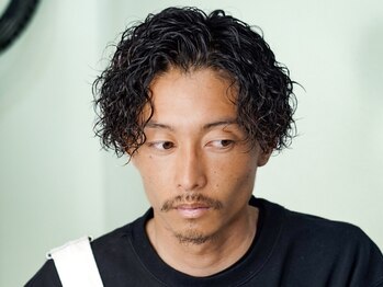 プロショップウェーブ セカンド(PRO SHOP WAVE II)の写真/ファッションに溶け込むツイストスパイラルパーマのデザインで、都会的な雰囲気を演出ー。[メンズパーマ]