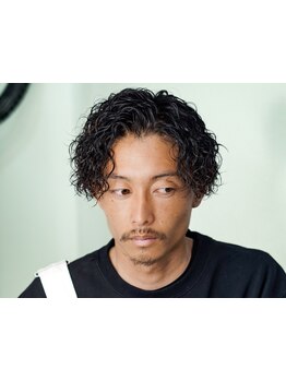 ファッションに溶け込むツイストスパイラルパーマのデザインで、都会的な雰囲気を演出ー。[メンズパーマ]