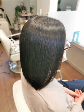 ドゥージングヘアースクラッチ(Dozing Hair Scratch) フレンチカットグランを用いた「ゆるやかな前下がり軽めボブ」