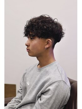 バタクラン(BATACLAN)の写真/流行りをなぞらない。フェードとパーマで差がつくメンズカジュアル。[岐阜/メンズ/眉毛/バーバー/理容室]