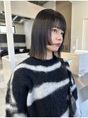 ミディアムぱつっと切りっぱなし姫カットボブグレージュ