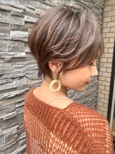 暗くしっかり白髪染めるのではなく、明るく染め上げて白髪をぼかすという技術