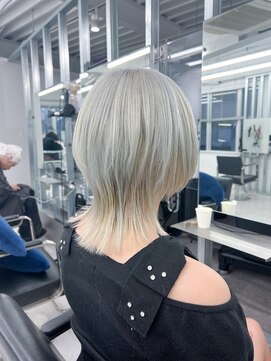 キバ(kva) ▽□□▽ホワイトシルバー×ウルフカット